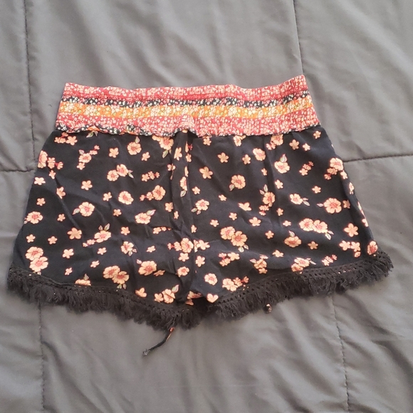 No Boundaries Floral print shorts - Picture 3 of 3